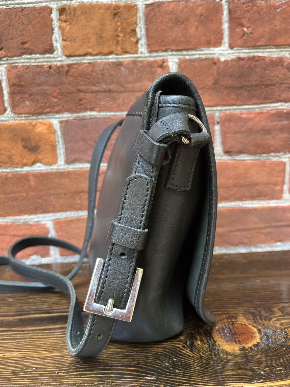 Roots Classic Black Leather Crossbody Bag - Picture 3 of 10
